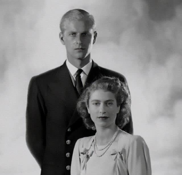 英国女王年轻时有多漂亮丈夫不准她独自出门放弃王位伴她左右