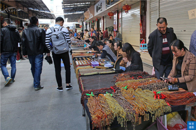 腾冲玉石街,具有500年历史,缅甸玉石商人生意做得风生水起