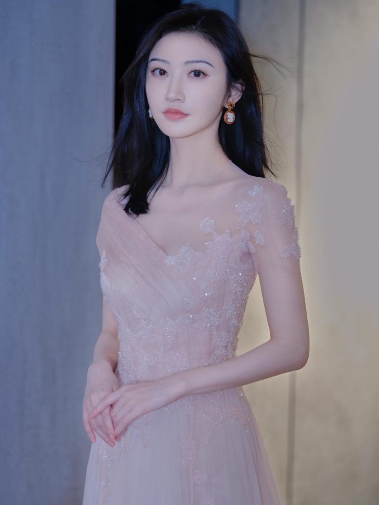 景甜出席线下活动,一袭樱花粉长裙甜美淡雅,仙气十足_腾讯新闻