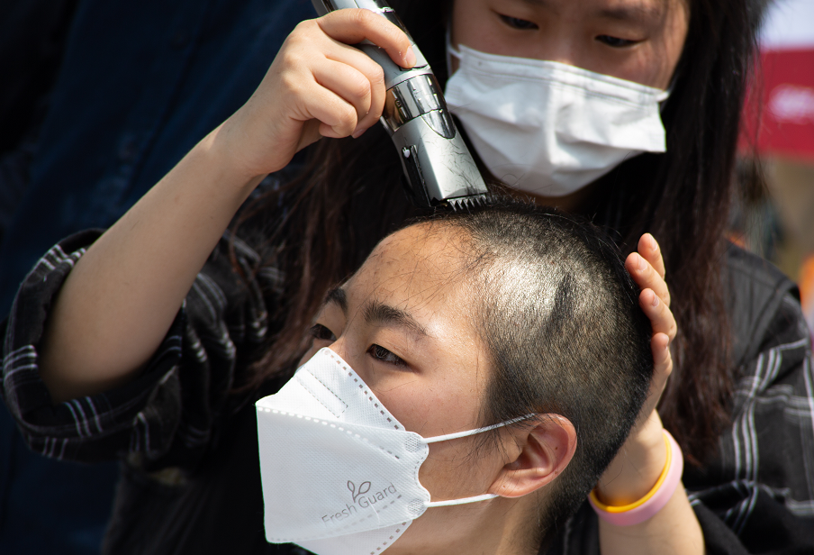 核污水自己喝吧韩国学生日本大使馆前集体削发愤怒抗议