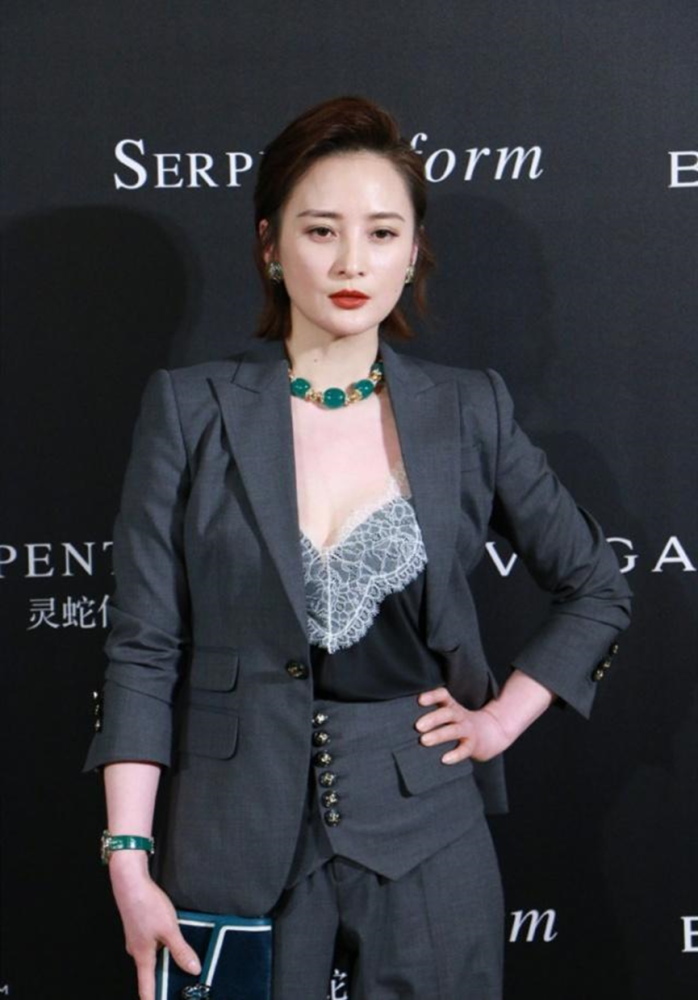 蒋勤勤美得好惊艳,蕾丝背心搭配西装性感又高级,女人味十足