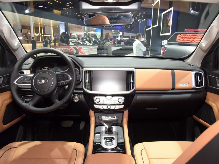 内饰部分,旅装版采用黑棕双色进行搭配,主要体现出温馨时尚的居家感和