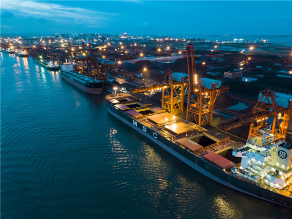 夜间忙碌的北部湾港防城港港区码头作业现场(央广网发 广西国资委供图