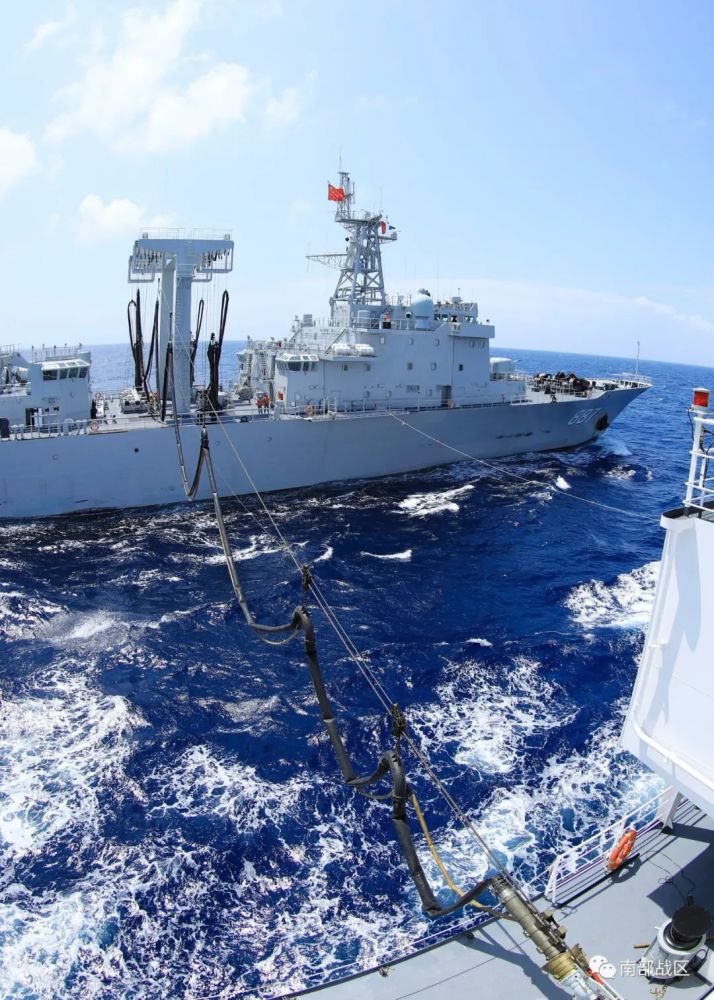 犁波踏浪微山湖舰首次为某型医疗船海上补给