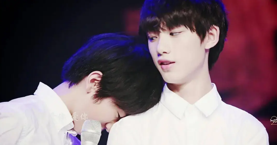 林墨丁程鑫时隔多年再次同框打招呼时两人同时低头尴尬是最熟悉的陌生