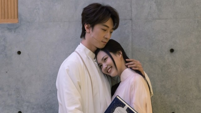 主持人陈辰老公余笛当爹后忙事业演音乐剧还当艺术总监直呼压力大