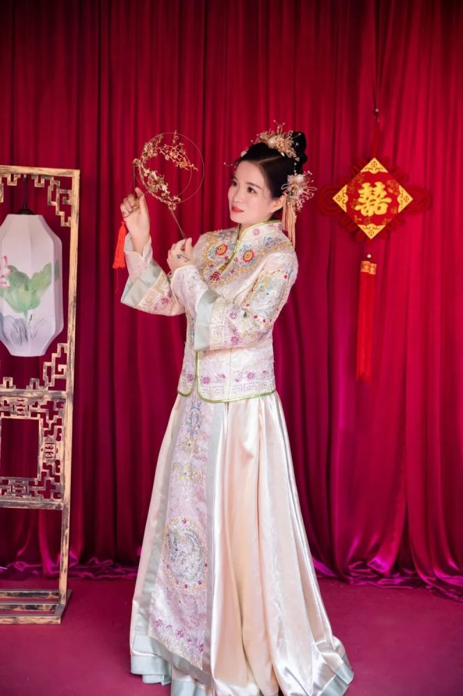 当一个女人为爱穿上了婚纱,就会有一个男孩子错失良机,披上袈裟,且行