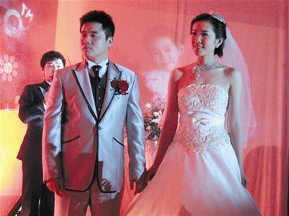 孔令辉都不是他的对手,娶丁宁师姐为妻,如今生活幸福滋润_腾讯新闻