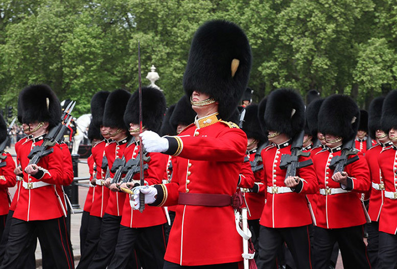 英國皇家擲彈兵近衛團,不只是女王的吉祥物,打伊拉克也能當先鋒