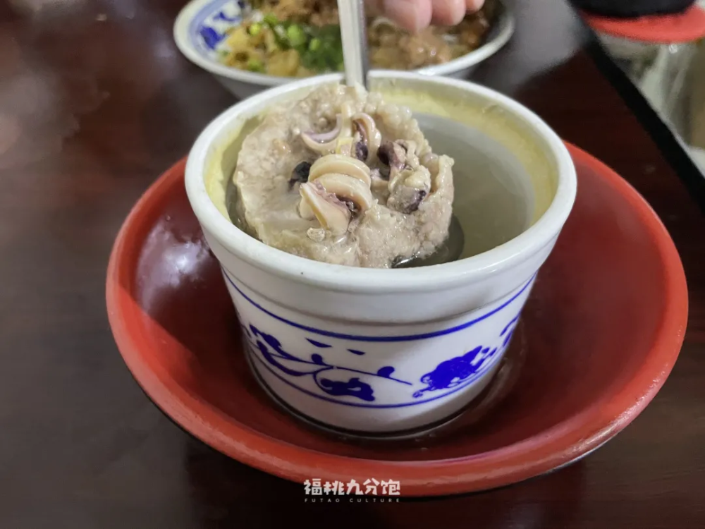 鸡蛋肉饼汤清淡,皮蛋肉饼汤将皮蛋的暴躁给柔化了,而墨鱼