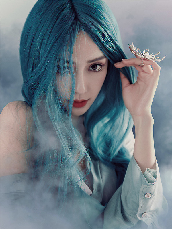 在充满奇幻氛围的琉璃花海中,蓝发的baby仿佛是深海里的人鱼公主,绝美