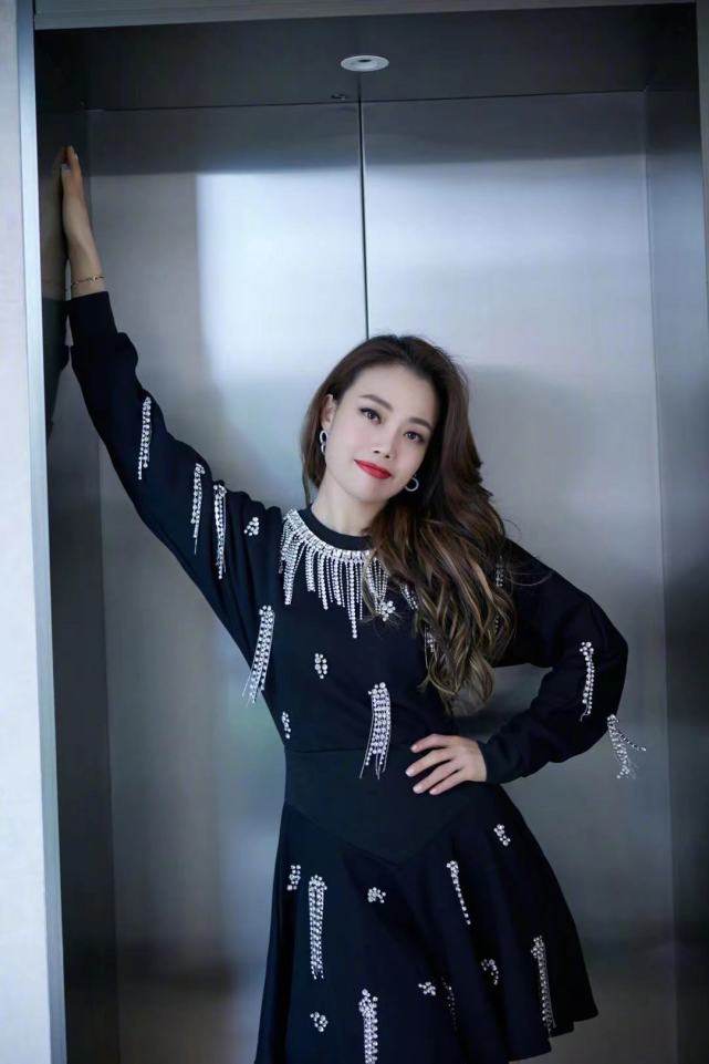 容祖儿穿闪光亮片小黑裙一出镜就是人群中的焦点