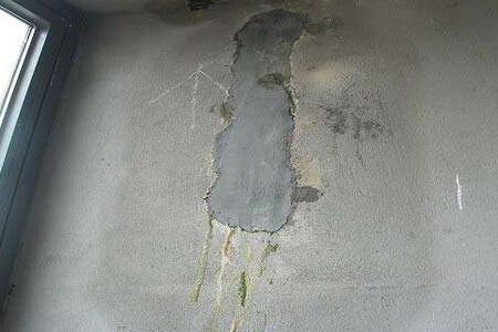 大多数墙面空鼓产生的原因是抹灰前基层清理不干净导致的