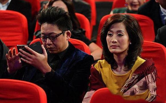 凭借着这些节目林海再次大火,直到现在仍然是非常火的主持人,他在东方