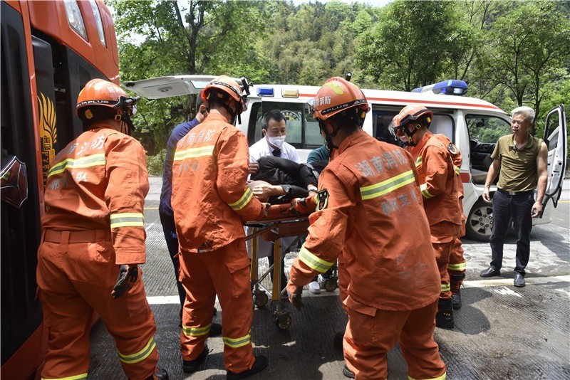 郴州市北湖区板子楼路段发生车祸,有人员被困,接警后,北湖区南岭大道