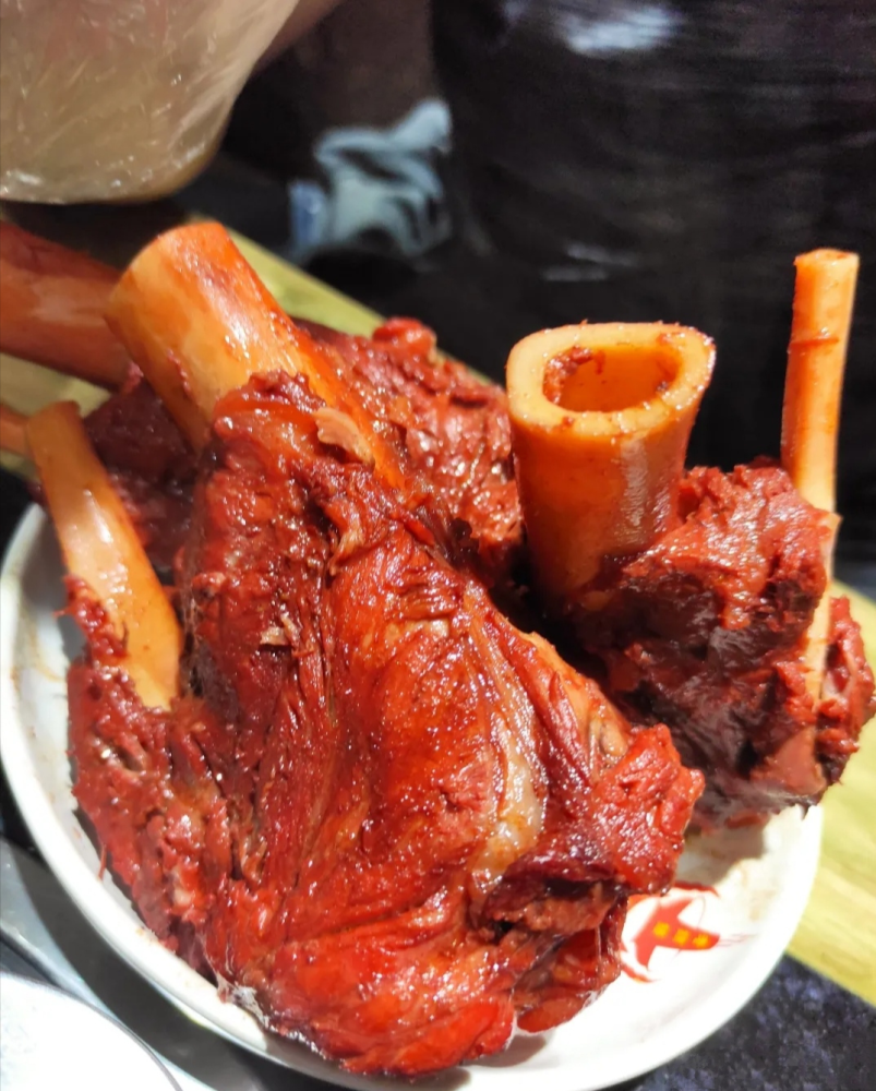 35块钱任意吃!酱骨头自助餐到底靠啥赚钱?服务员:秘密在肉上!_腾讯新