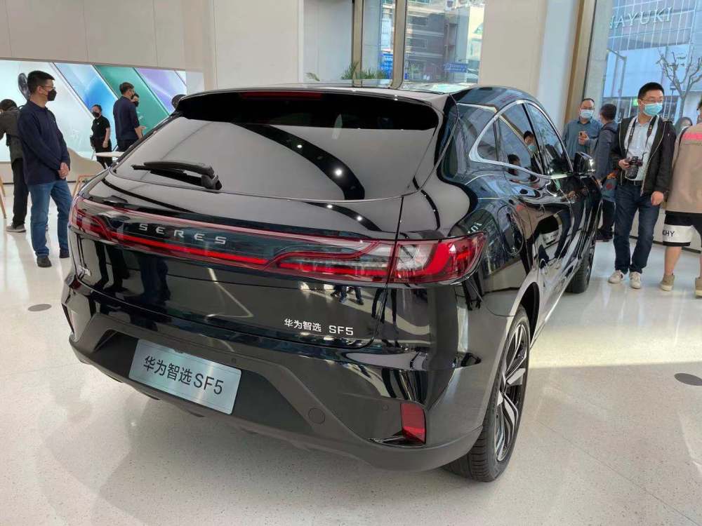 赛力斯华为智选sf5已到店实拍 21.68万起_腾讯新闻