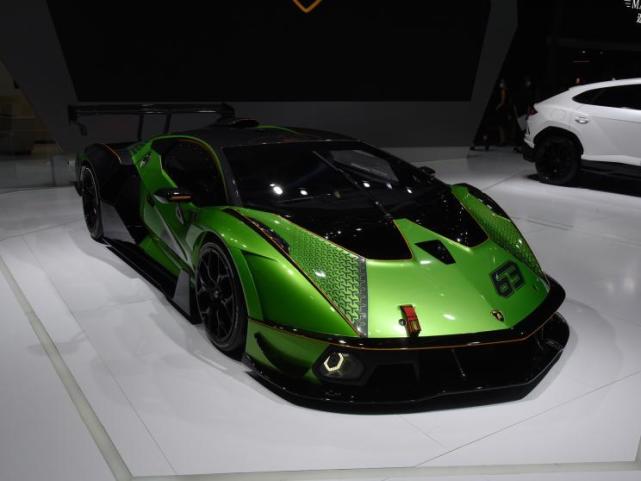 生为赛道实拍兰博基尼essenzascv12