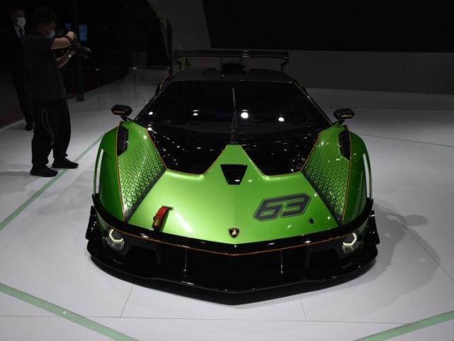 生为赛道实拍兰博基尼essenzascv12