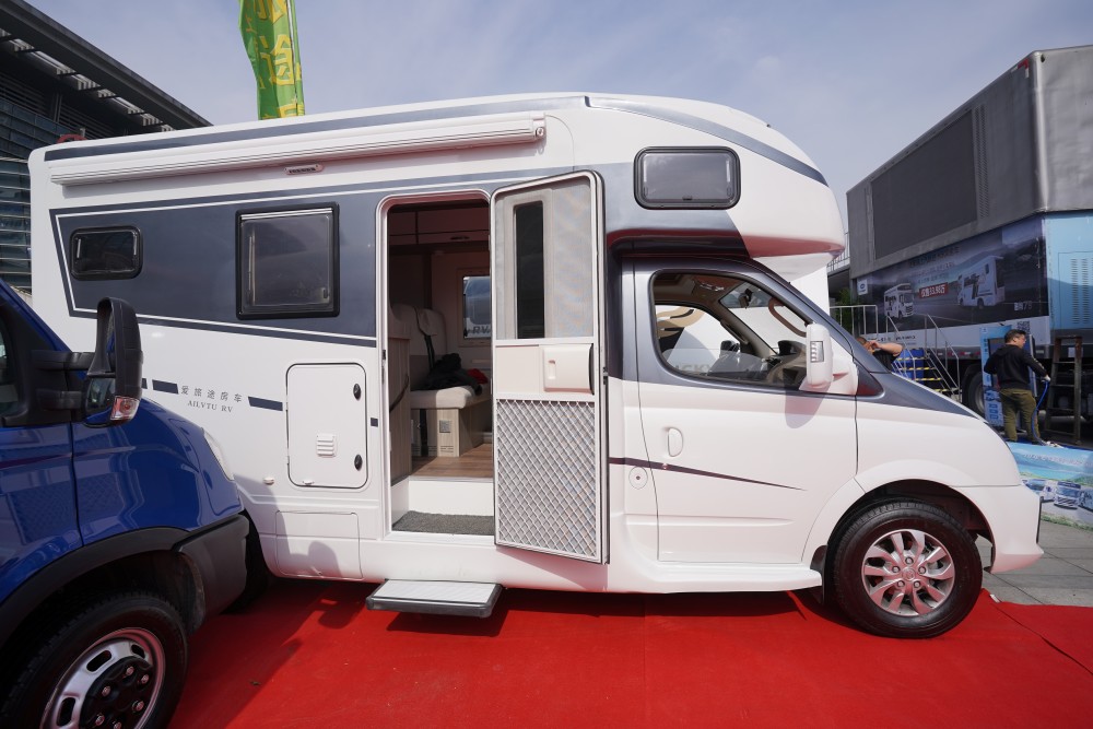 适合4口之家的爱旅途c型房车售价2998万20t国六3床1厨1卫