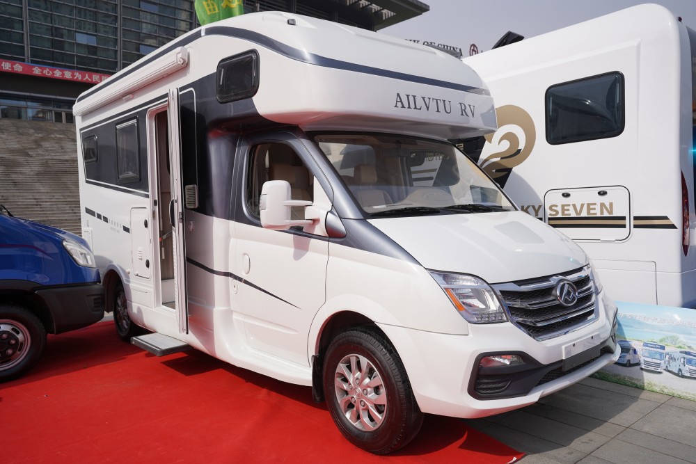 适合4口之家的爱旅途c型房车售价2998万20t国六3床1厨1卫