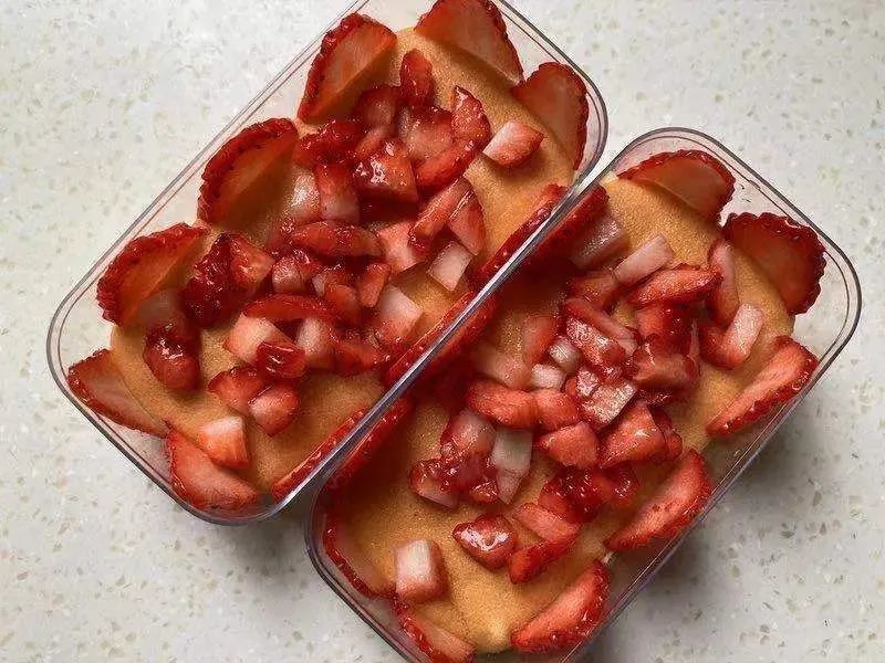 风靡ins的草莓盒子蛋糕 到底多好吃 这不 又一家卖草莓蛋糕的火了 腾讯新闻