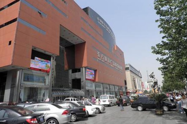 在20多年的时间里,东购一直是石家庄特点鲜明的一个大型购物商场,同时