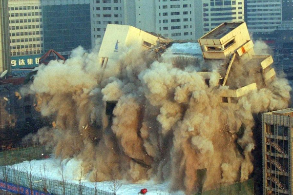 青岛"爆破"拆除楼盘,十几栋楼变废墟,业主:什么时候重建?