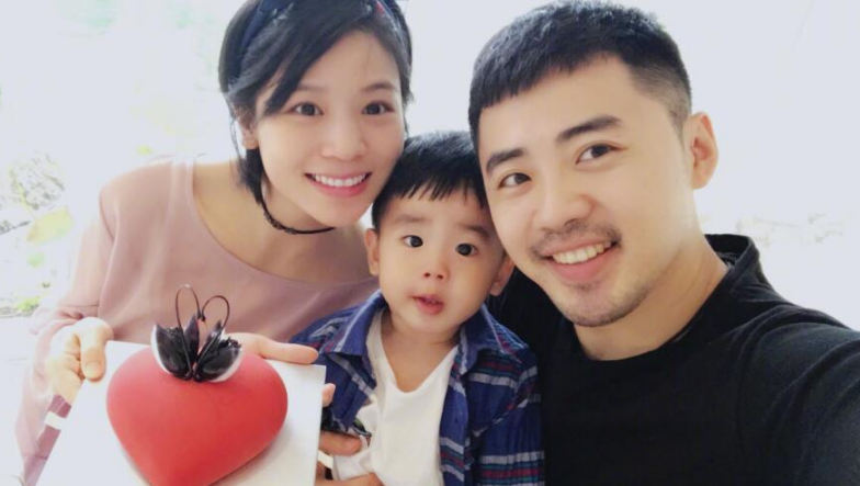 有一位乖巧的儿子,还有一位温和憨厚的好老公,在不少人眼中,黄英无疑