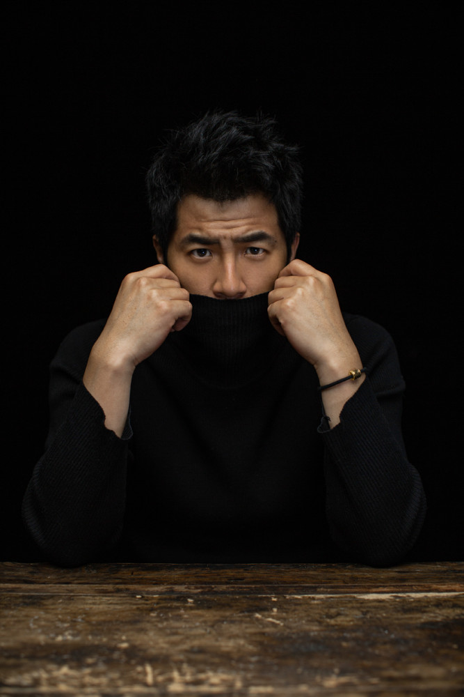 演员王铮,人如其名铁骨铮铮,自出道以来多饰硬汉形象,铁血男儿,为整个