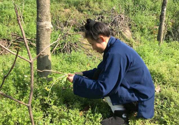 游客们也能找健谈的女道士聊天,了解一下道观内的修行生活