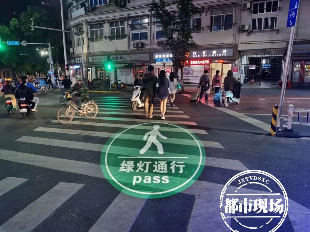南昌繁华路口现沉浸式的斑马线红绿灯闯红灯的人变少了