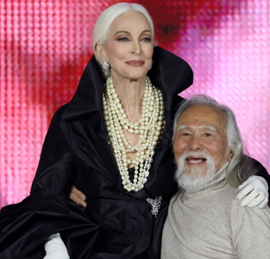 84岁王德顺滑冰不服老,78岁妻子长腿抢镜,连52岁女儿也冻龄_腾讯新闻