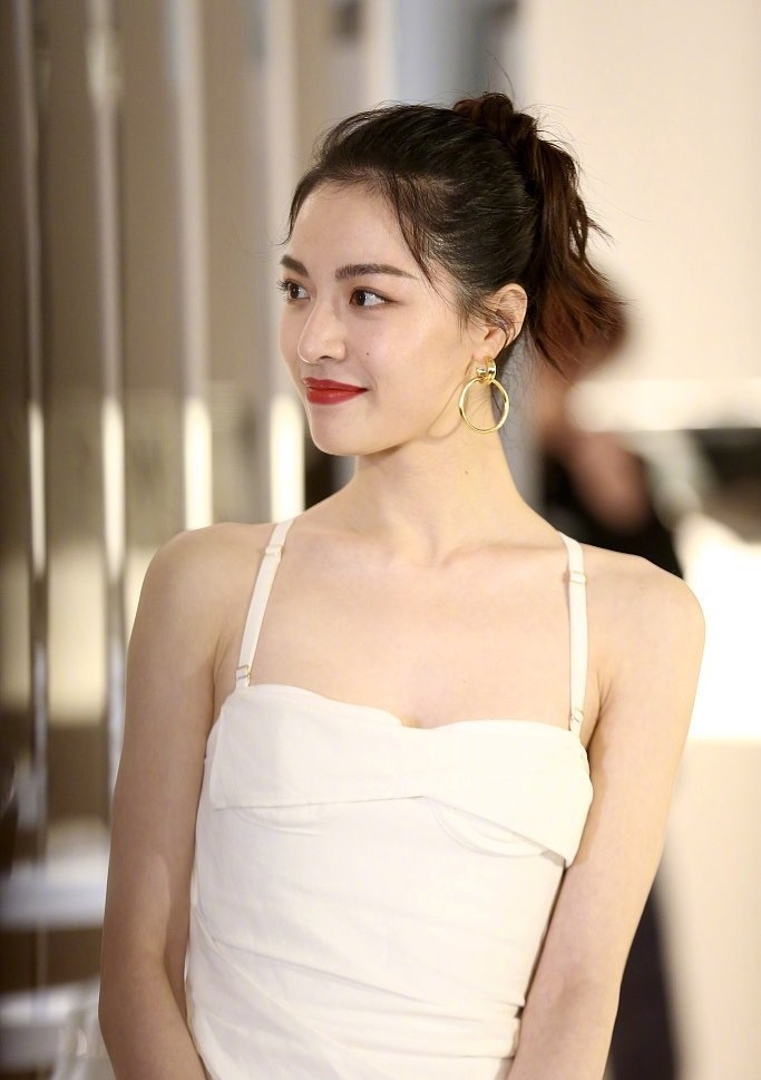 钟楚曦穿吊带裙大秀美背直角肩天鹅颈抢镜小腿淤青引猜测