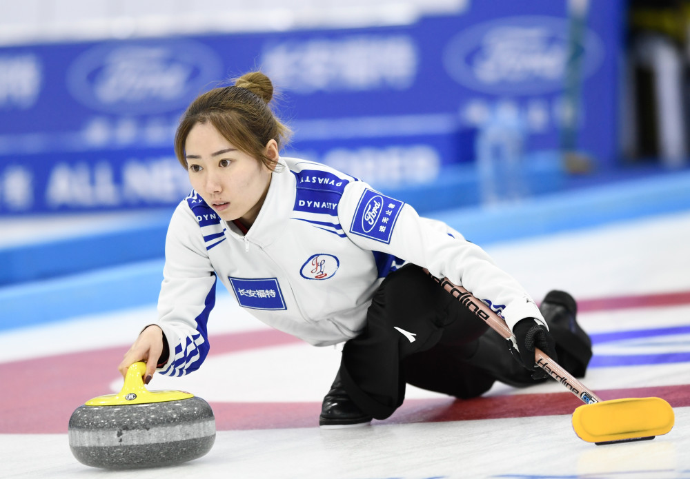 4月20日,哈尔滨体育学院队选手李贺(左),姜思淼