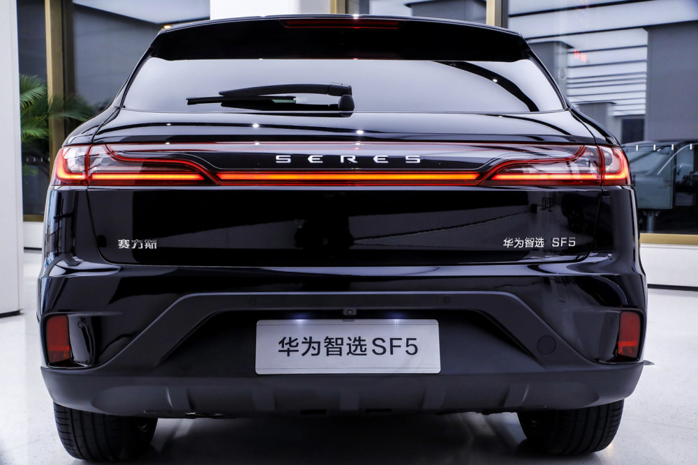 赛力斯华为智选sf5汽车正式入驻华为旗舰店
