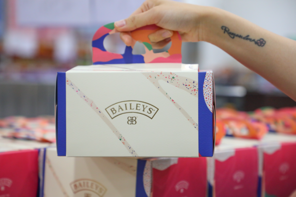 礼盒中有百利甜百利甜酒(配制酒),海盐焦糖味甜酒,意式特浓咖啡奶味