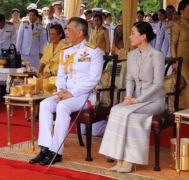 王后陪泰王现身苏提达穿鹅黄色套裙太扎眼身板笔直太有气场