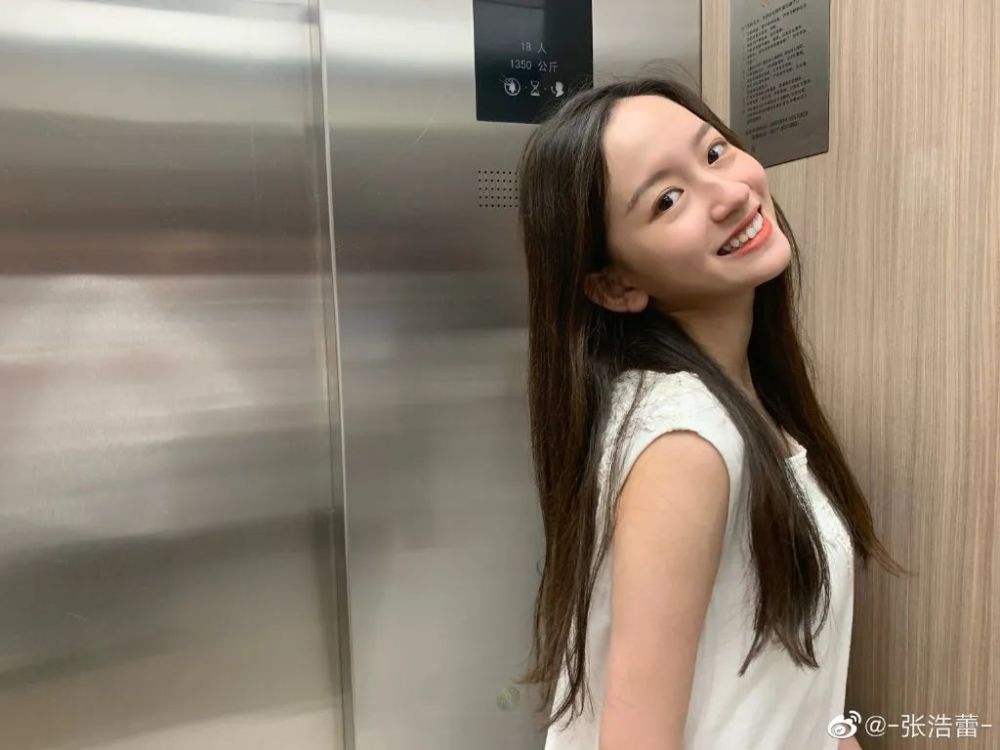 动态舞蹈视频虽然说有些做作,但是能看出来是美的.第四名,茜玲娜依.