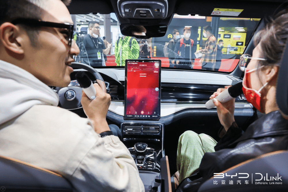 上海车展比亚迪dilink展区人气"爆棚" 车内户外k歌模式"嗨翻"全场