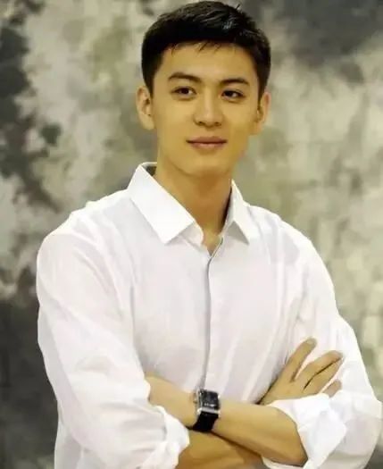 杨鸣,风姿仍不减当年,妥妥的"冻龄"帅哥,和让小姑娘们尖叫的高颜值