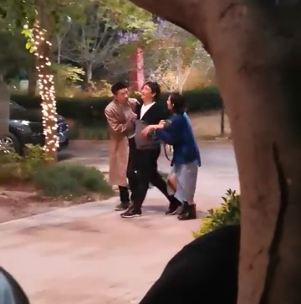 49岁黄磊路透曝光醉酒获两人搀扶头发凌乱上台阶险些被绊摔倒