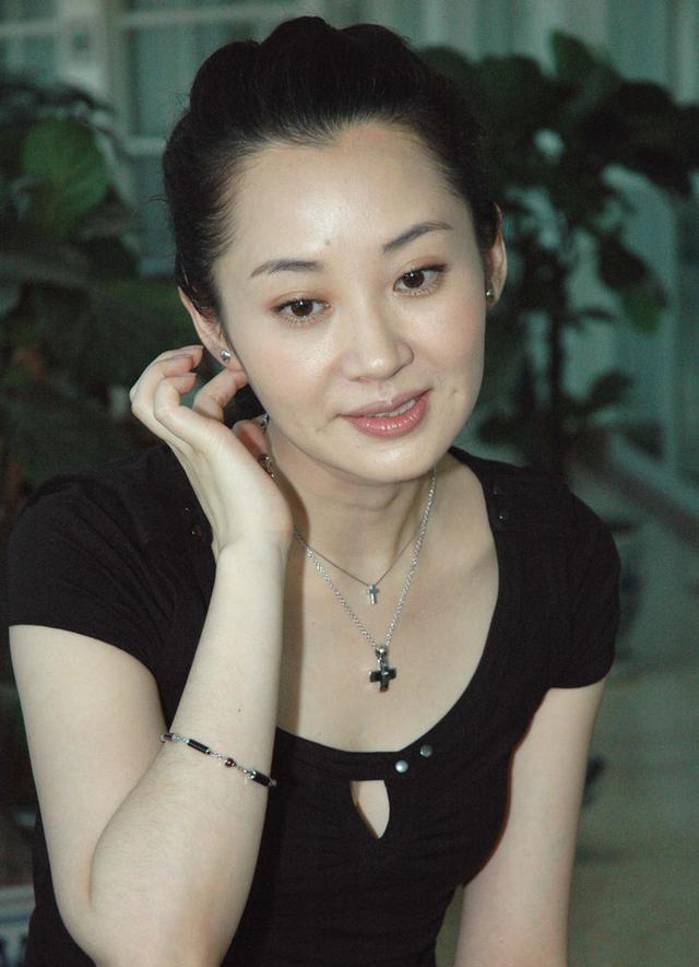冯小刚曾赞她是"梦中情人",51岁不结婚,却被袁立揭了老底