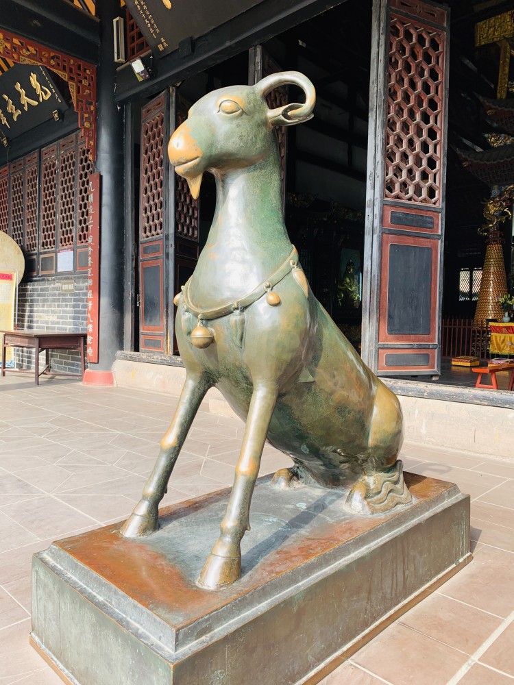 青羊铜像不过三清殿最为有名的,则是殿外两只铜铸的青羊,它们是青羊宫