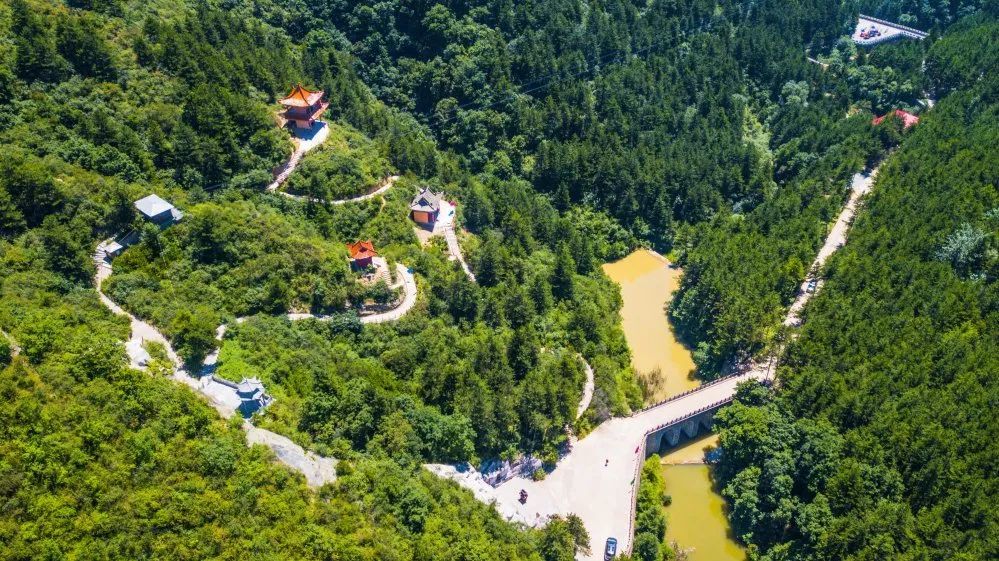 生態園是國家aaaa級旅遊景區,地處甘肅省平涼市華亭市東峽林場西側