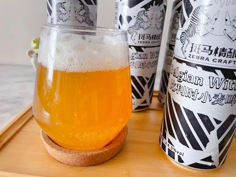 端着杯子抿一口,浓浓的麦香中透着橙皮的水果清香,还交织着芫荽籽的