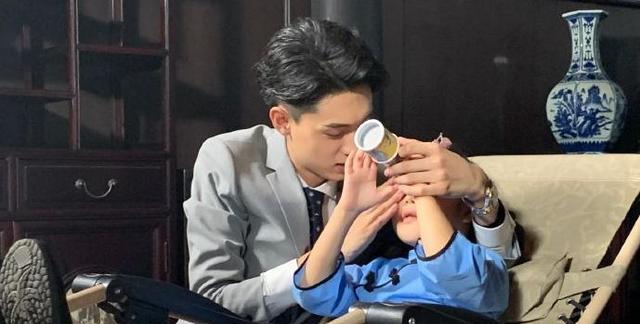 秦霄贤化身温柔奶爸,怀抱小女孩拍戏,德云社粉丝集体变成柠檬精