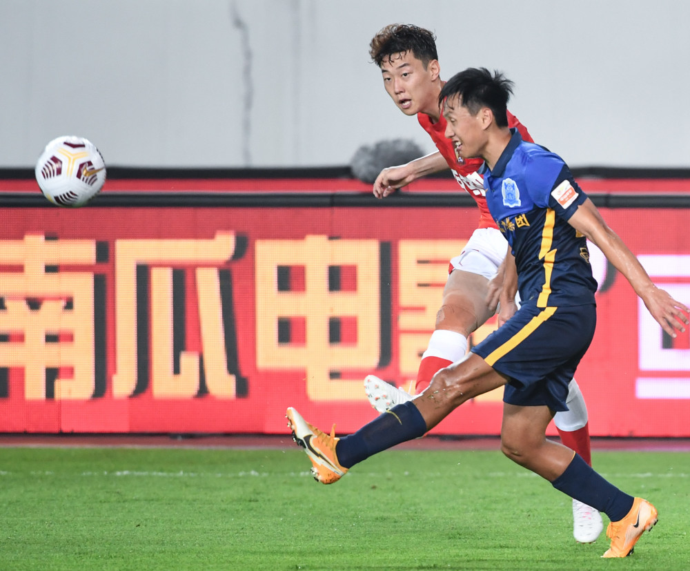 体育足球中超广州队战平广州城队3