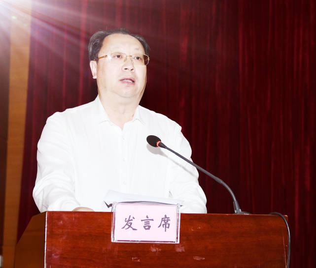 黄显阳出席签约仪式高峰林场场长刘涛与董事长周厚霖签约高峰林场场长