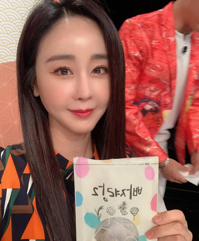 咸素媛抱着孩子自拍穿泳装尽显好身材难怪陈华不舍得离开她